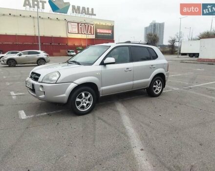 Серый Хендай Туксон, объемом двигателя 1.98 л и пробегом 278 тыс. км за 5300 $, фото 1 на Automoto.ua