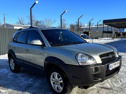 Серый Хендай Туксон, объемом двигателя 2 л и пробегом 230 тыс. км за 7900 $, фото 1 на Automoto.ua
