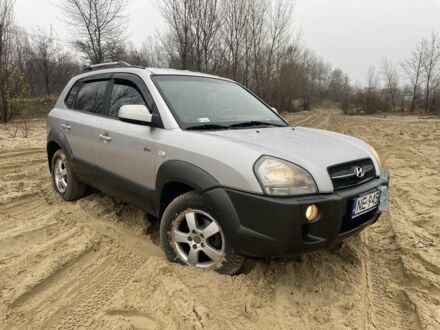 Серый Хендай Туксон, объемом двигателя 2 л и пробегом 267 тыс. км за 4300 $, фото 1 на Automoto.ua