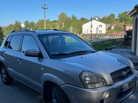 Серый Хендай Туксон, объемом двигателя 1.98 л и пробегом 261 тыс. км за 7200 $, фото 1 на Automoto.ua