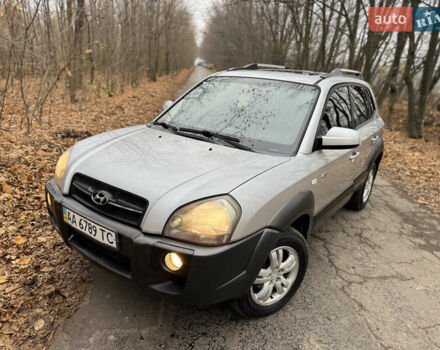 Серый Хендай Туксон, объемом двигателя 1.98 л и пробегом 269 тыс. км за 7100 $, фото 1 на Automoto.ua