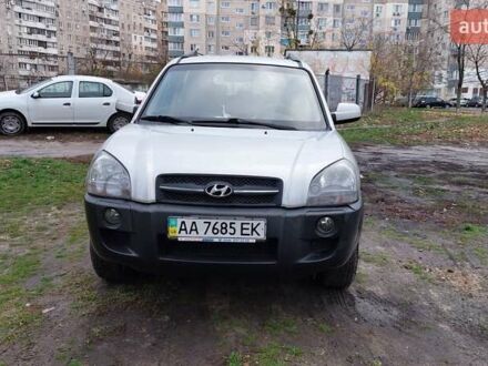 Серый Хендай Туксон, объемом двигателя 1.9 л и пробегом 135 тыс. км за 7800 $, фото 1 на Automoto.ua