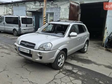Серый Хендай Туксон, объемом двигателя 2 л и пробегом 330 тыс. км за 4000 $, фото 1 на Automoto.ua