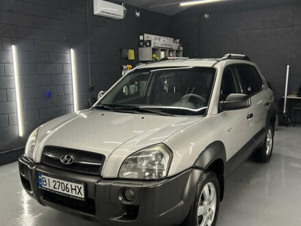 Серый Хендай Туксон, объемом двигателя 1.98 л и пробегом 190 тыс. км за 8300 $, фото 1 на Automoto.ua