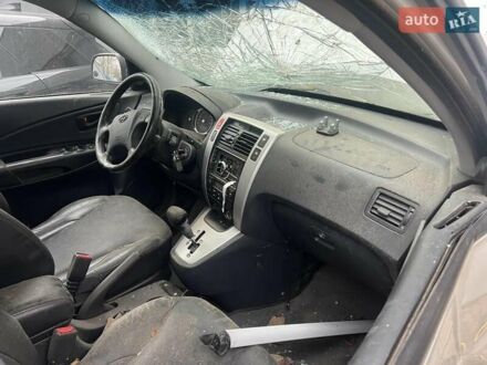 Серый Хендай Туксон, объемом двигателя 1.99 л и пробегом 200 тыс. км за 3500 $, фото 1 на Automoto.ua