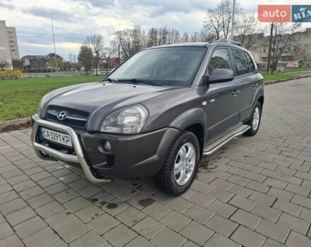 Серый Хендай Туксон, объемом двигателя 1.98 л и пробегом 210 тыс. км за 8250 $, фото 1 на Automoto.ua