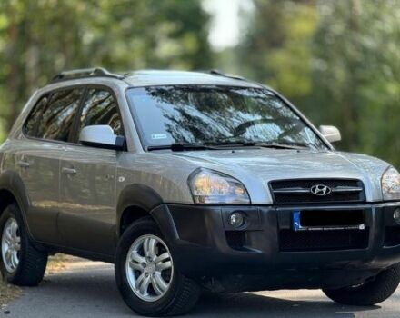 Серый Хендай Туксон, объемом двигателя 2 л и пробегом 200 тыс. км за 2500 $, фото 1 на Automoto.ua