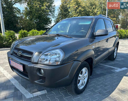 Серый Хендай Туксон, объемом двигателя 1.98 л и пробегом 169 тыс. км за 7300 $, фото 1 на Automoto.ua