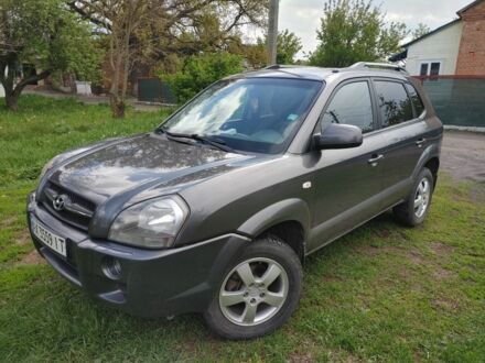 Хендай Туксон 2007 у Ромнах на Automoto.ua Сірий Хендай Туксон, об'ємом двигуна 2 л та пробігом 264 тис. км за 8000 $, фото 1 на Automoto.ua