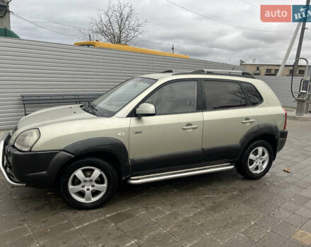Серый Хендай Туксон, объемом двигателя 1.98 л и пробегом 194 тыс. км за 5500 $, фото 1 на Automoto.ua