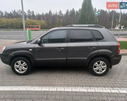 Серый Хендай Туксон, объемом двигателя 2 л и пробегом 190 тыс. км за 8600 $, фото 1 на Automoto.ua