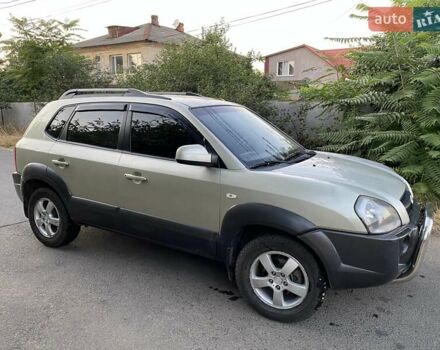 Сірий Хендай Туксон, об'ємом двигуна 2 л та пробігом 165 тис. км за 7800 $, фото 1 на Automoto.ua