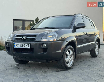 Серый Хендай Туксон, объемом двигателя 1.99 л и пробегом 315 тыс. км за 7300 $, фото 1 на Automoto.ua