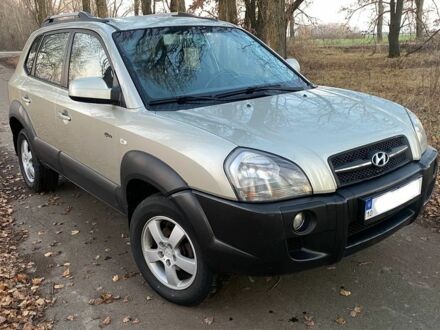 Серый Хендай Туксон, объемом двигателя 2 л и пробегом 345 тыс. км за 6700 $, фото 1 на Automoto.ua