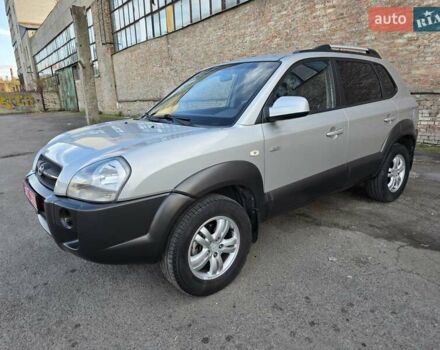 Хендай Туксон 2007 в Луцке на Automoto.ua Серый Хендай Туксон, объемом двигателя 1.98 л и пробегом 120 тыс. км за 7799 $, фото 1 на Automoto.ua
