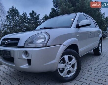 Серый Хендай Туксон, объемом двигателя 2 л и пробегом 240 тыс. км за 8300 $, фото 1 на Automoto.ua