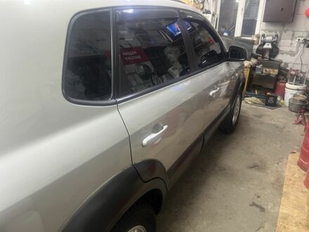 Серый Хендай Туксон, объемом двигателя 2 л и пробегом 152 тыс. км за 10000 $, фото 1 на Automoto.ua