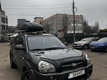 Серый Хендай Туксон, объемом двигателя 2.66 л и пробегом 247 тыс. км за 7250 $, фото 1 на Automoto.ua