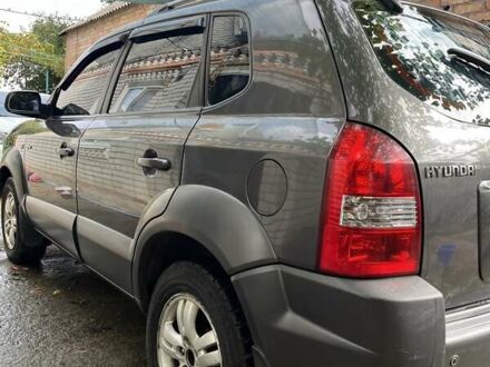 Серый Хендай Туксон, объемом двигателя 2 л и пробегом 415 тыс. км за 6800 $, фото 1 на Automoto.ua