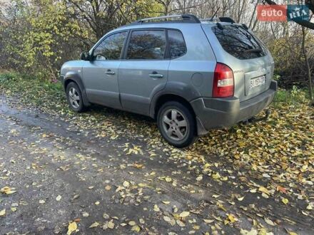 Серый Хендай Туксон, объемом двигателя 1.98 л и пробегом 253 тыс. км за 8200 $, фото 1 на Automoto.ua