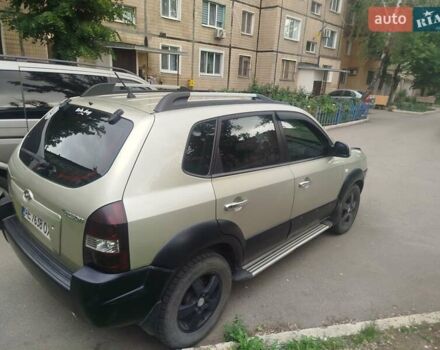 Серый Хендай Туксон, объемом двигателя 2 л и пробегом 178 тыс. км за 7300 $, фото 1 на Automoto.ua