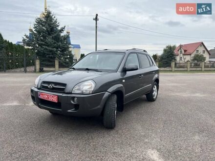 Серый Хендай Туксон, объемом двигателя 1.98 л и пробегом 147 тыс. км за 7800 $, фото 1 на Automoto.ua