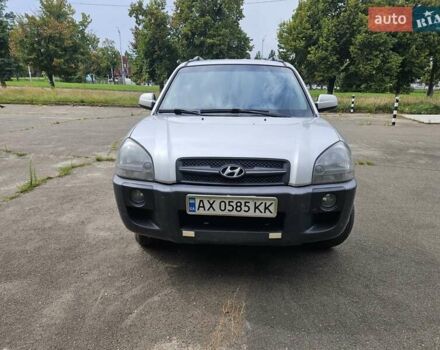Сірий Хендай Туксон, об'ємом двигуна 1.98 л та пробігом 252 тис. км за 8000 $, фото 1 на Automoto.ua
