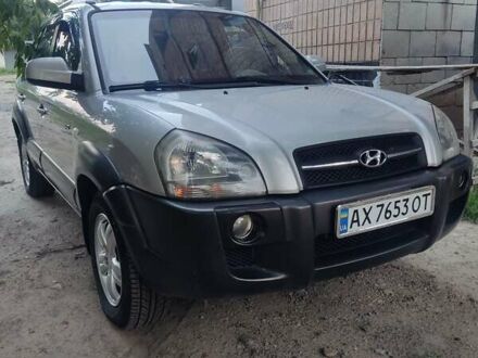 Сірий Хендай Туксон, об'ємом двигуна 1.99 л та пробігом 350 тис. км за 7800 $, фото 1 на Automoto.ua