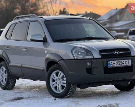 Серый Хендай Туксон, объемом двигателя 1.99 л и пробегом 233 тыс. км за 8350 $, фото 1 на Automoto.ua