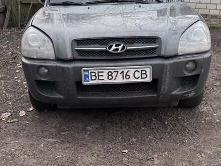 Серый Хендай Туксон, объемом двигателя 1.98 л и пробегом 323 тыс. км за 3500 $, фото 1 на Automoto.ua