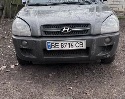 Серый Хендай Туксон, объемом двигателя 1.98 л и пробегом 323 тыс. км за 3500 $, фото 1 на Automoto.ua