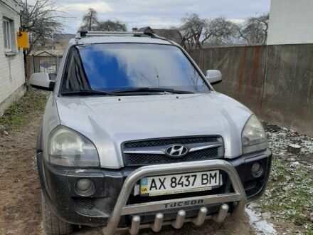 Сірий Хендай Туксон, об'ємом двигуна 2 л та пробігом 213 тис. км за 8000 $, фото 1 на Automoto.ua