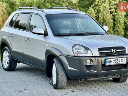Хендай Туксон 2008 в Зборов на Automoto.ua Серый Хендай Туксон, объемом двигателя 1.99 л и пробегом 228 тыс. км за 8500 $, фото 1 на Automoto.ua