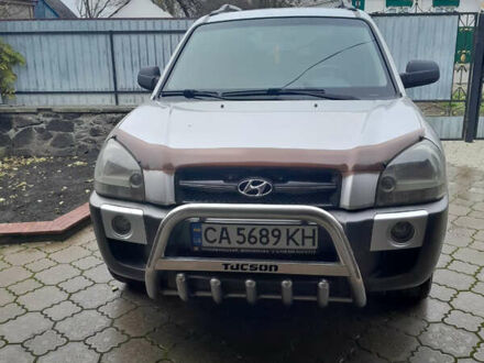 Серый Хендай Туксон, объемом двигателя 1.98 л и пробегом 240 тыс. км за 8500 $, фото 1 на Automoto.ua