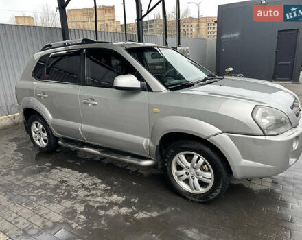 Серый Хендай Туксон, объемом двигателя 1.98 л и пробегом 227 тыс. км за 7700 $, фото 1 на Automoto.ua