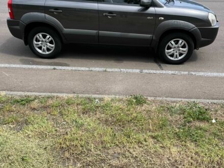 Серый Хендай Туксон, объемом двигателя 2 л и пробегом 294 тыс. км за 8000 $, фото 1 на Automoto.ua