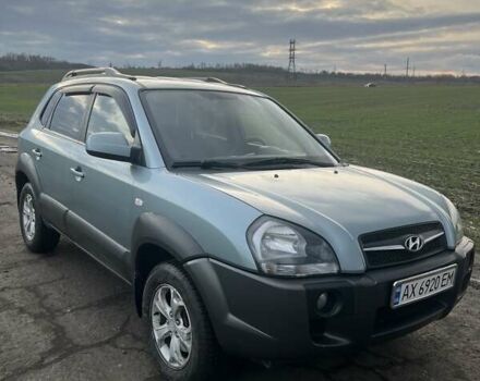 Серый Хендай Туксон, объемом двигателя 1.98 л и пробегом 197 тыс. км за 9800 $, фото 1 на Automoto.ua