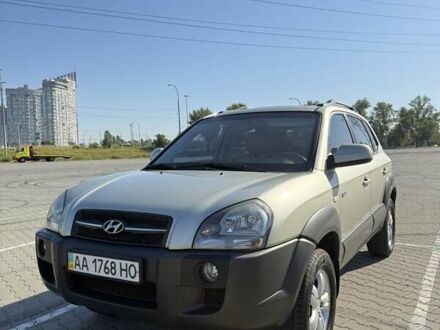Хендай Туксон 2008 в Киеве на Automoto.ua Серый Хендай Туксон, объемом двигателя 1.98 л и пробегом 72 тыс. км за 10000 $, фото 1 на Automoto.ua