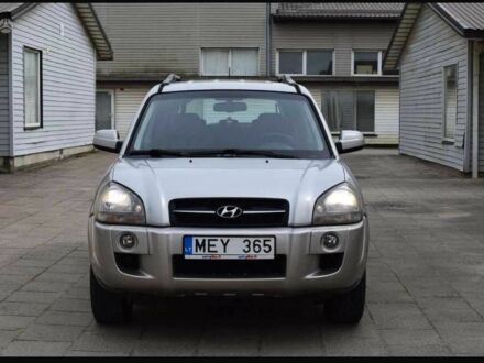 Серый Хендай Туксон, объемом двигателя 2 л и пробегом 230 тыс. км за 5500 $, фото 1 на Automoto.ua