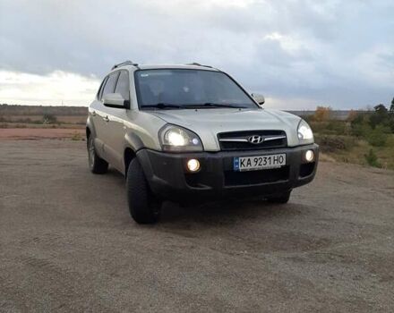 Серый Хендай Туксон, объемом двигателя 1.99 л и пробегом 330 тыс. км за 7300 $, фото 1 на Automoto.ua