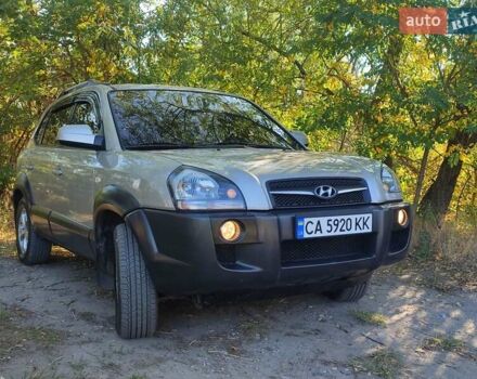 Серый Хендай Туксон, объемом двигателя 2 л и пробегом 102 тыс. км за 8199 $, фото 1 на Automoto.ua
