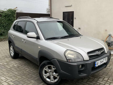 Серый Хендай Туксон, объемом двигателя 2 л и пробегом 331 тыс. км за 8000 $, фото 1 на Automoto.ua