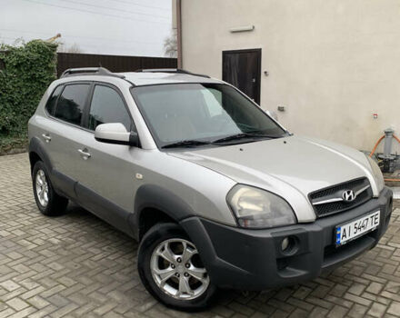 Серый Хендай Туксон, объемом двигателя 2 л и пробегом 331 тыс. км за 8000 $, фото 1 на Automoto.ua