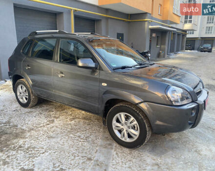 Серый Хендай Туксон, объемом двигателя 2 л и пробегом 200 тыс. км за 8700 $, фото 1 на Automoto.ua