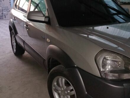 Сірий Хендай Туксон, об'ємом двигуна 2 л та пробігом 220 тис. км за 8200 $, фото 1 на Automoto.ua