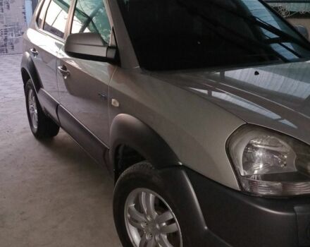 Серый Хендай Туксон, объемом двигателя 2 л и пробегом 220 тыс. км за 8200 $, фото 1 на Automoto.ua