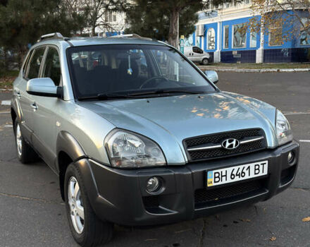 Серый Хендай Туксон, объемом двигателя 1.98 л и пробегом 246 тыс. км за 7500 $, фото 1 на Automoto.ua