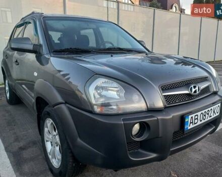 Серый Хендай Туксон, объемом двигателя 1.99 л и пробегом 207 тыс. км за 8000 $, фото 1 на Automoto.ua