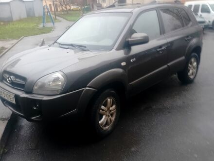 Серый Хендай Туксон, объемом двигателя 2 л и пробегом 230 тыс. км за 7600 $, фото 1 на Automoto.ua