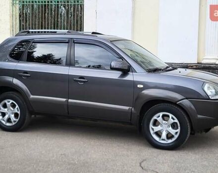 Серый Хендай Туксон, объемом двигателя 1.98 л и пробегом 95 тыс. км за 9500 $, фото 1 на Automoto.ua